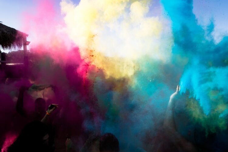 Farbparty und ein Fotoshooting – dazu Holi-Pulver aus natürlichen Zutaten selbst herstellen