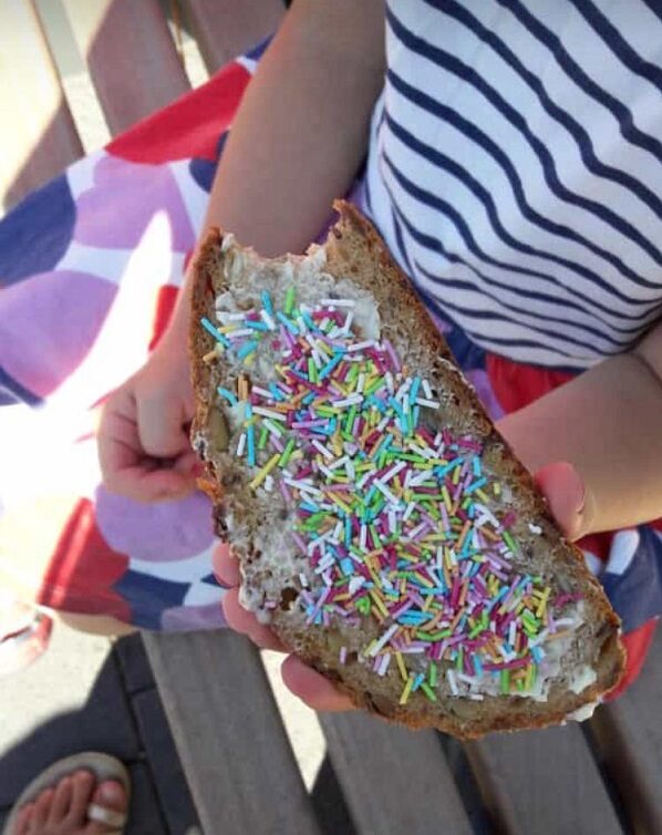 Brot mit bunten Zuckerstreuseln