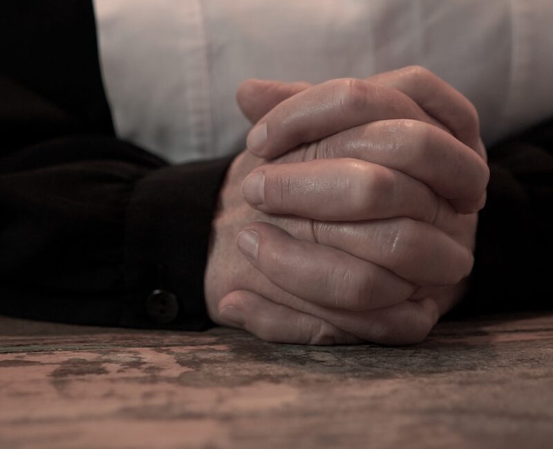 Dranbleiben – Die beharrliche Witwe