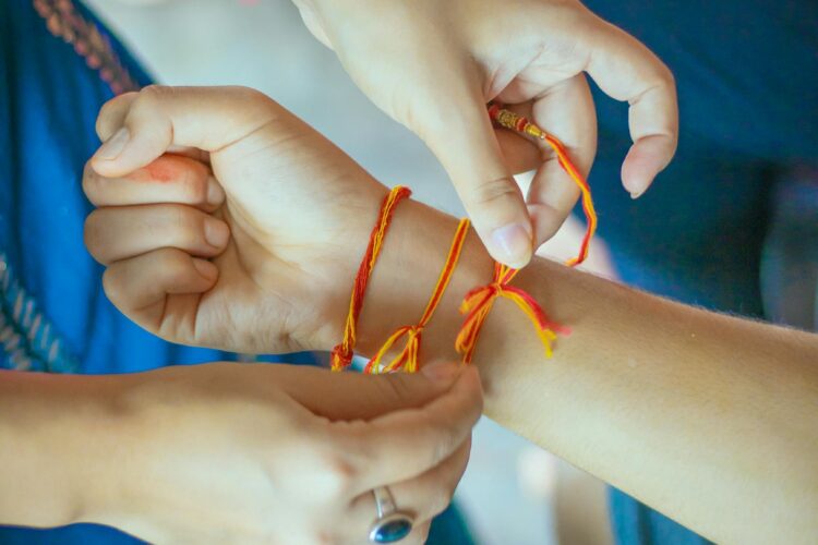  Ein Faden um’s Handgelenk