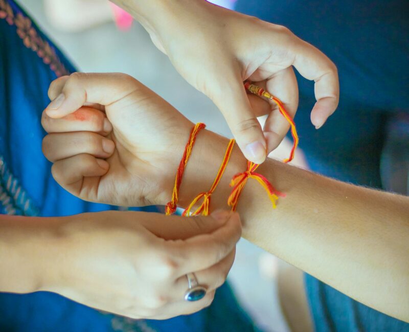 Ein Faden um’s Handgelenk