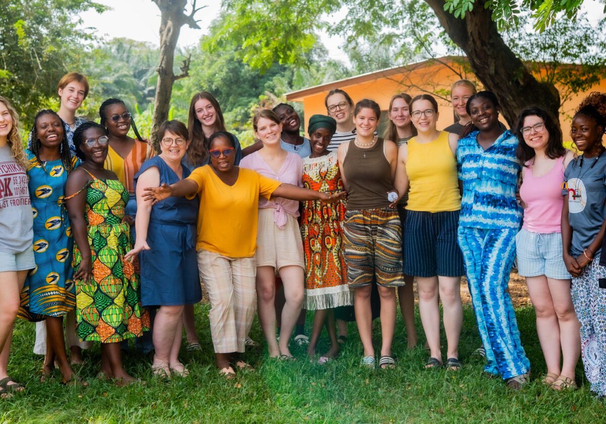  Mit Mädchen und Frauen im YMCA Ghana verbunden