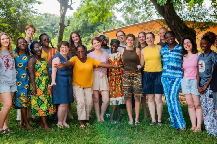  Mit Mädchen und Frauen im YMCA Ghana verbunden