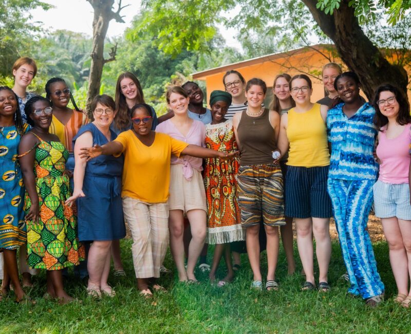 Mit Mädchen und Frauen im YMCA Ghana verbunden