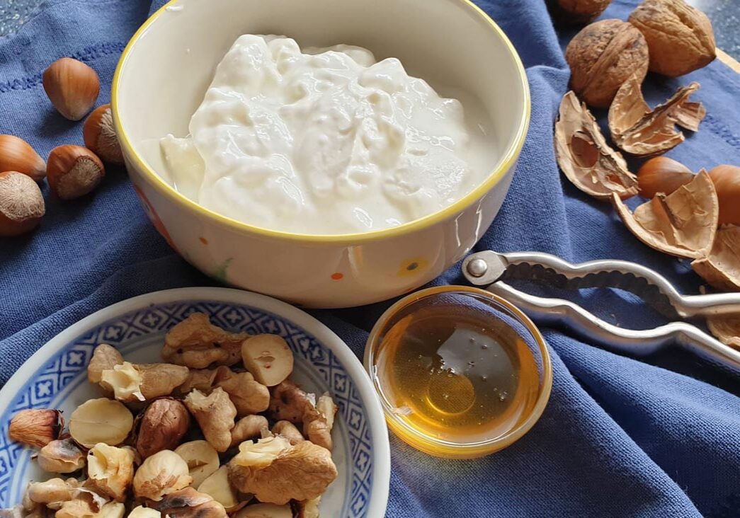  Joghurt mit Honig und Nüssen