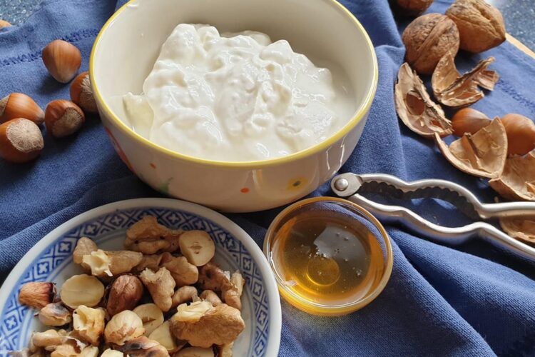  Joghurt mit Honig und Nüssen