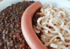 Linsen und Spätzle mit Saitenwürstchen