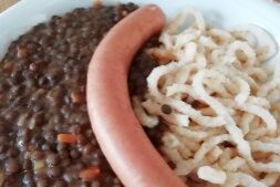  Linsen und Spätzle mit Saitenwürstchen